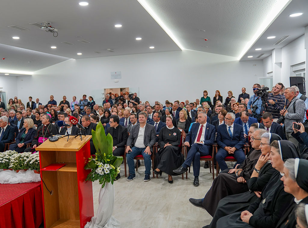 Svečano otvoren Caritasov Pastoralno-socijalni centar u Lugu