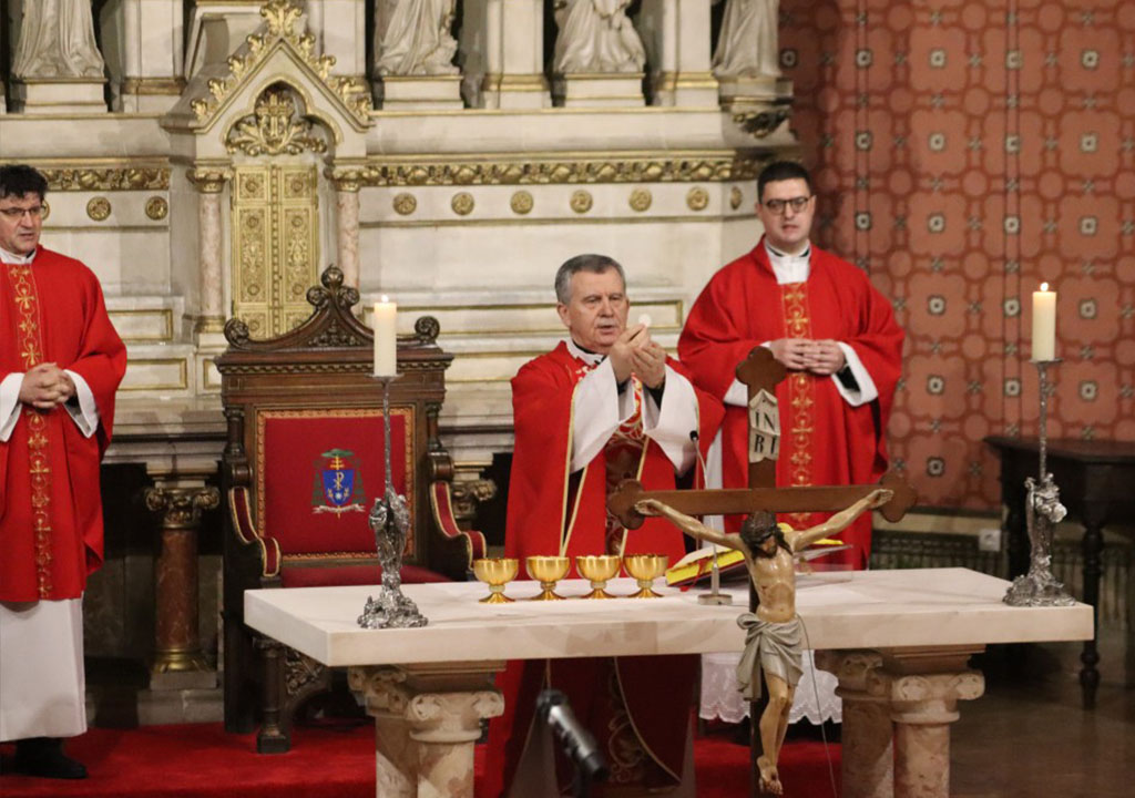 Nadbiskup Vukšić predvodio obrede Velikog petka