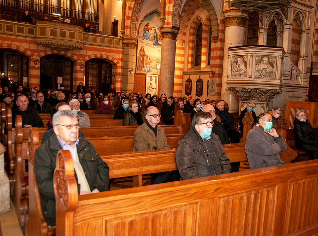 Kardinal Puljić u katedrali predvodio misu na Pepelnicu