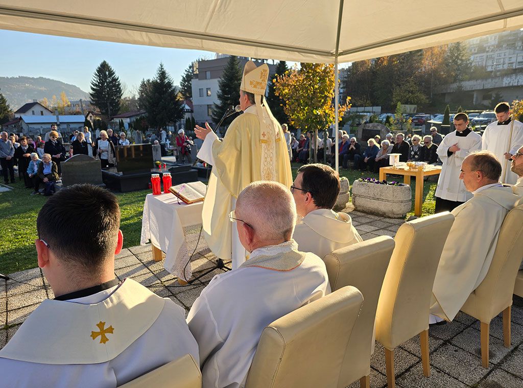 Misa na najvećem sarajevskom katoličkom groblju na svetkovinu Svisvetih